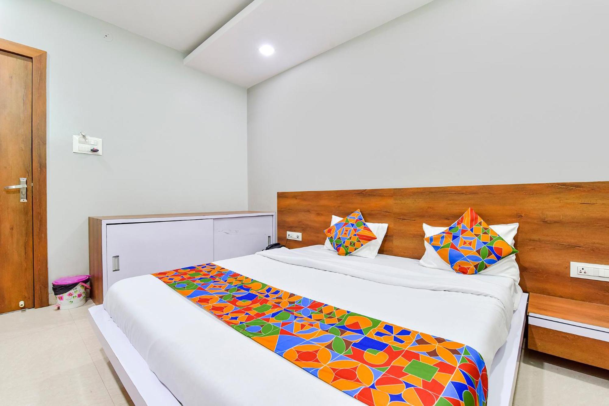 Fabhotel Raghumani Palace Ujjain Exteriör bild