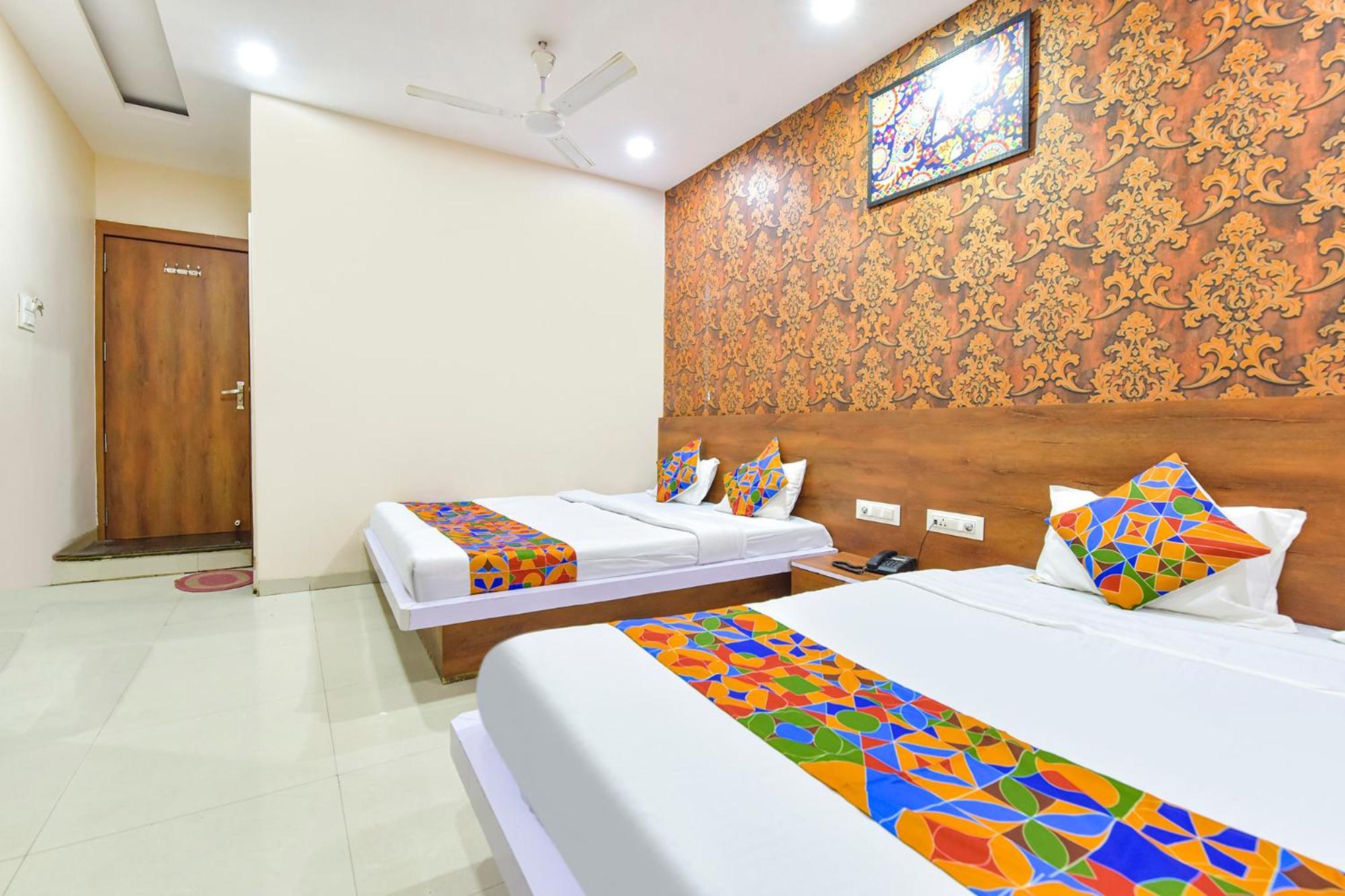 Fabhotel Raghumani Palace Ujjain Exteriör bild